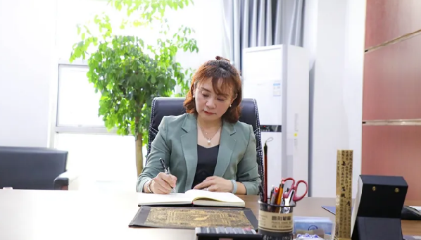 她是大龙女企业家，更是现代物流行业的领先者