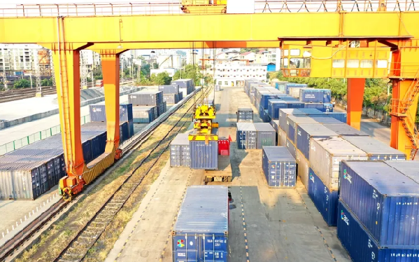 她是大龙女企业家，更是现代物流行业的领先者