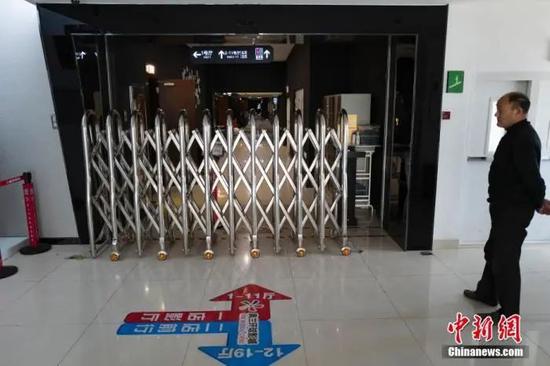  资料图：3月28日，北京朝阳区望京地区的一家电影院仍处于闭门歇业状态。中新社记者 侯宇 摄