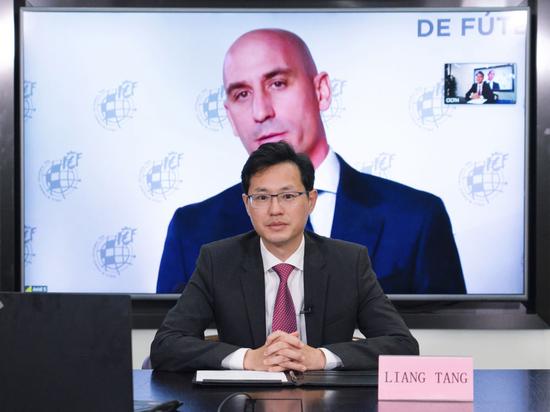 图为中投中财董事长唐亮和西班牙足协主席进行视频连线。