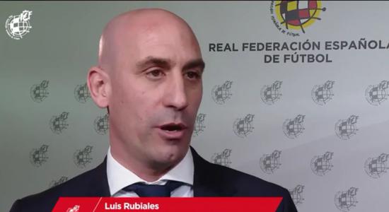 图为西班牙足协主席鲁比亚雷斯在谈与中方企业合作。