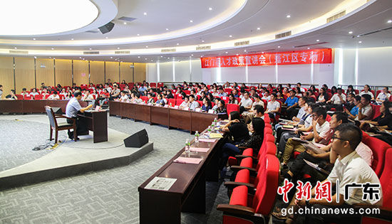 举办人才政策宣讲会。李健群 摄