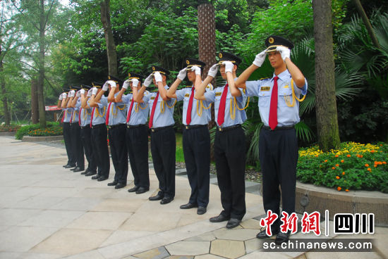 标准服务。综欣 摄