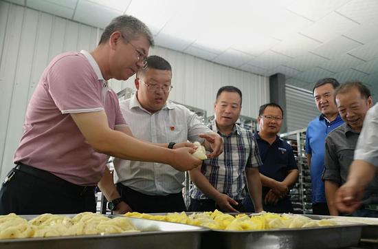 新疆交通运输厅驻村工作队产业扶贫记