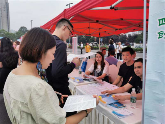 招聘会搭台 政策宣传唱戏 雅安市人社局启动“尚法为雅·善治为安”法治雅安品牌建设宣传