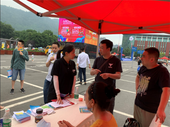 招聘会搭台 政策宣传唱戏 雅安市人社局启动“尚法为雅·善治为安”法治雅安品牌建设宣传