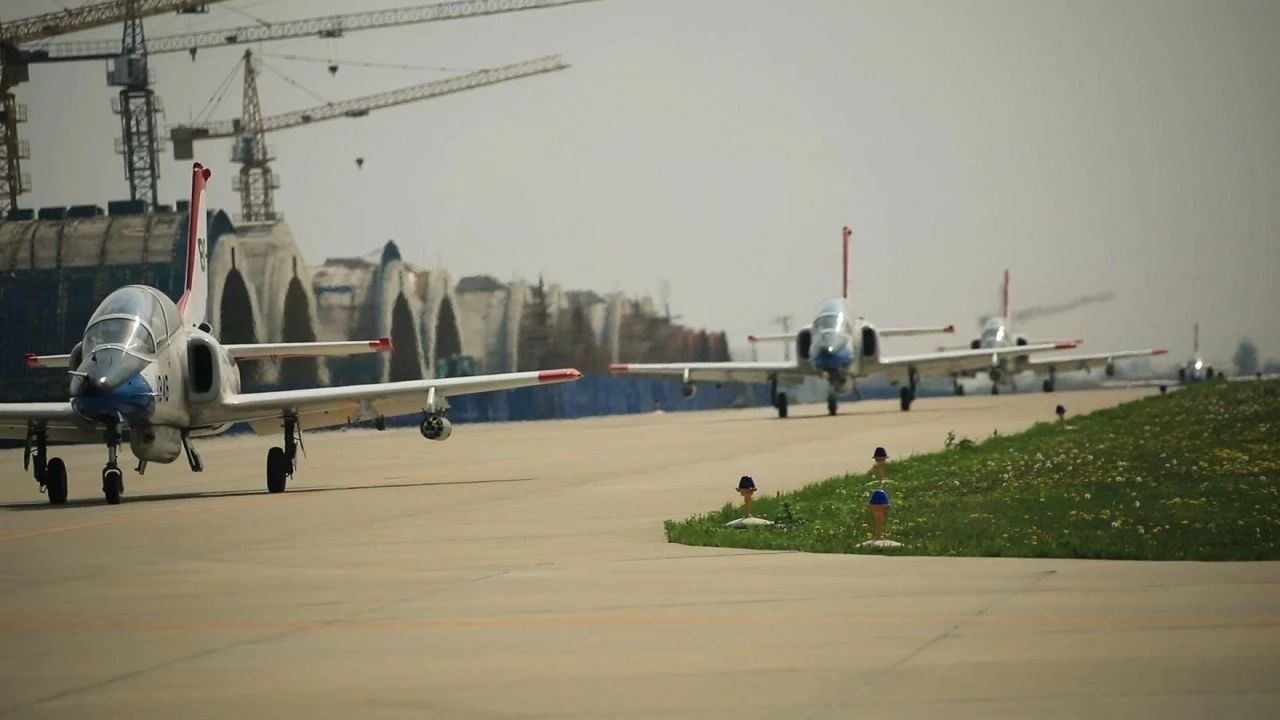 组图： 瞄准 发射！空军展开全武器实弹射击训练