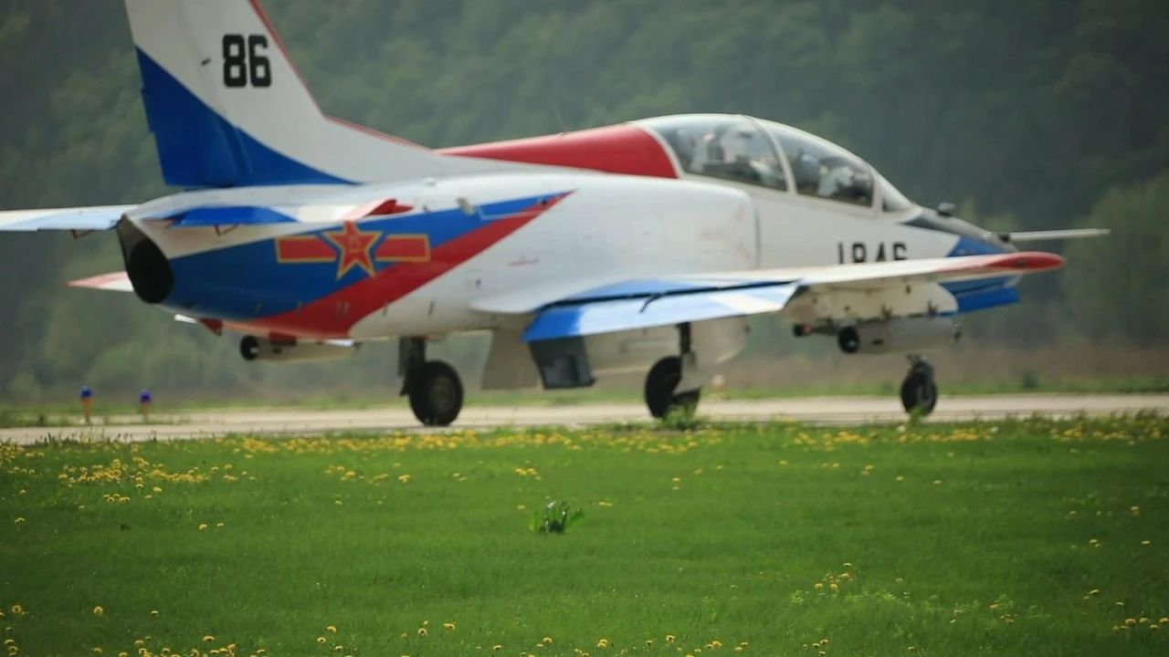 组图： 瞄准 发射！空军展开全武器实弹射击训练