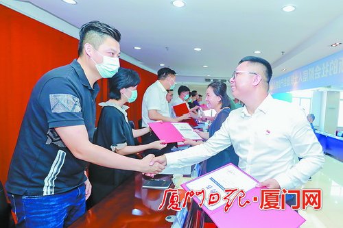 搭建“殿企朋友圈” 湖里区殿前街道新阶联产业联合会成立