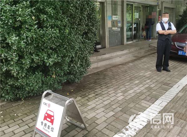 “霸道”工行强霸车位 市民欲举报给“三我”反遭打
