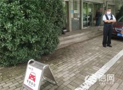 “霸道”工行强霸车位 市民欲举报给“三我”反遭打
