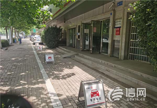 “霸道”工行强霸车位 市民欲举报给“三我”反遭打