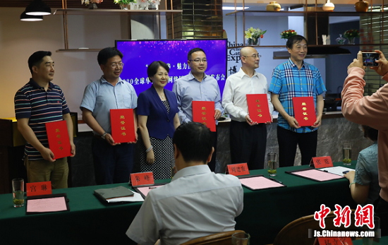 中国侨联兼职副主席、省侨联主席、党组书记周建农（中）为获优秀组织奖的海外侨团代表现场颁发荣誉证书。中新社记者 泱波 摄