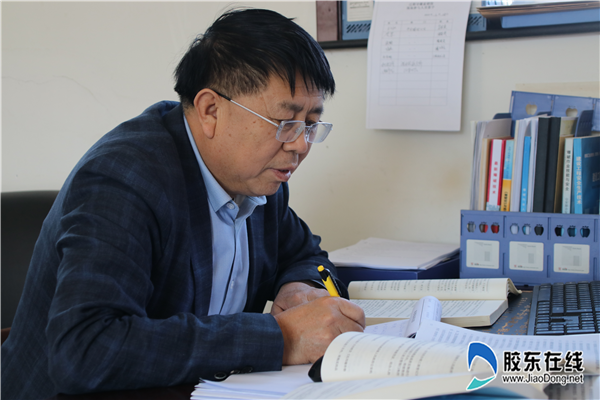 宋文章在认真学习新知识