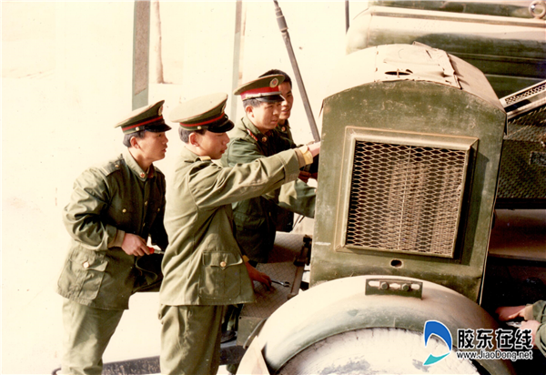 “小能人”宋文章在给战友传授机械维修技术