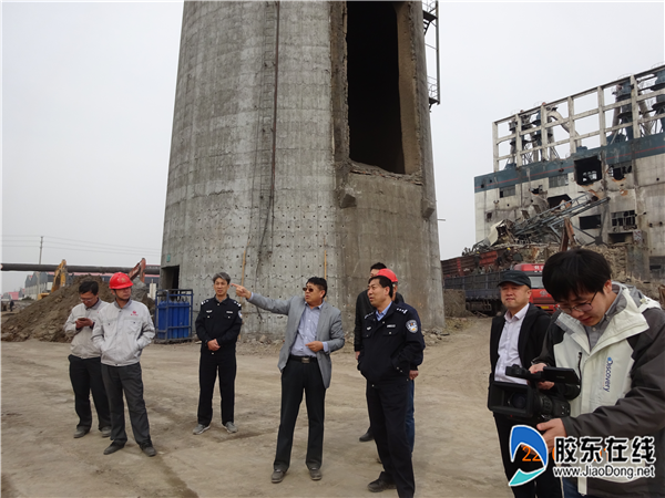 宋文章在施工现场进行勘察