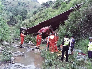 大货车翻落200米山箐驾乘人员奇迹生还2020年06月