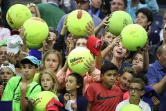 现场消费占收入大头 网球高尔夫成空场“受害者