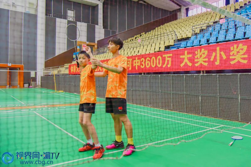 杨浩在向小师弟传授经验（摄影：李鑫炜）