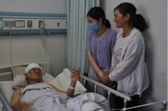 【暖新闻】站立1个多小时，护士姑娘你救人的样