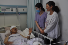 【暖新闻】站立1个多小时，护士姑娘你救人的样