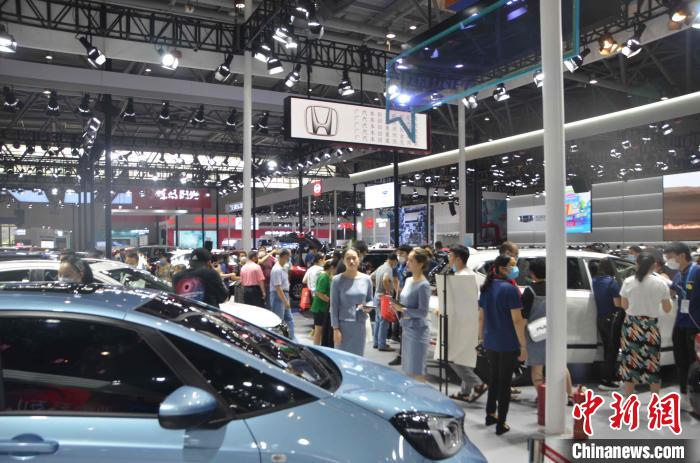 图为2020重庆国际汽车展览会。　　黄麓茜 摄