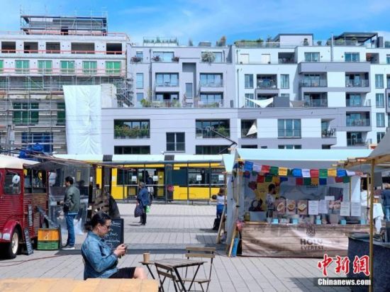 从今年3月中旬德国柏林实施“封城”到5月上旬至今分步骤缓慢“解封”的近三个月时间里，位于柏林米特区伊丽莎白-施瓦茨豪普特广场的生态有机市集每周三坚持开市。图为6月10日下午拍摄的生态有机市集。 中新社记者 彭大伟 摄