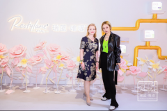 “焕发光彩，美不肤浅”时尚圈共襄盛举