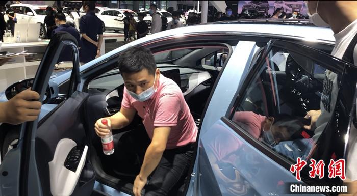 市民在现场进行试驾体验。朱族英 摄