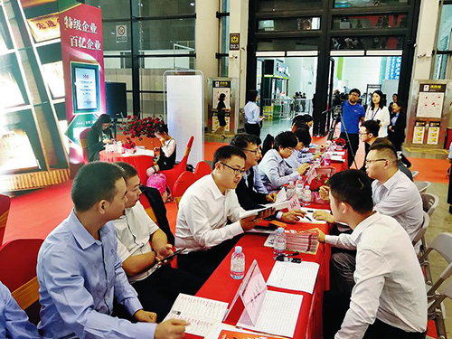 2019年全区中高级人才交流大会在邕举行 8000多个岗位吸引众多人才