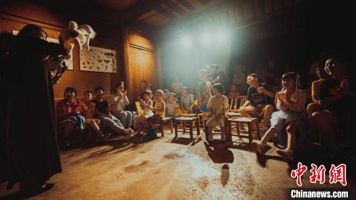 泰顺县素有“木偶戏之乡”的称号,这一次,古老的提线木偶面对的观众是一群可爱的孩子们。 十月 摄 泰顺县素有“木偶戏之乡”的称号,这一次,古老的提线木偶面对的观众是一群可爱的孩子们。 十月 摄