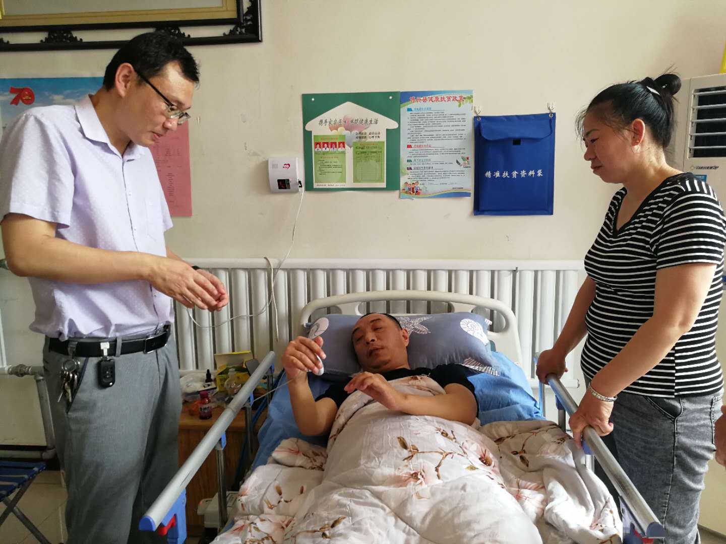 博兴县扶贫办工作人员看望贫困户王学忠