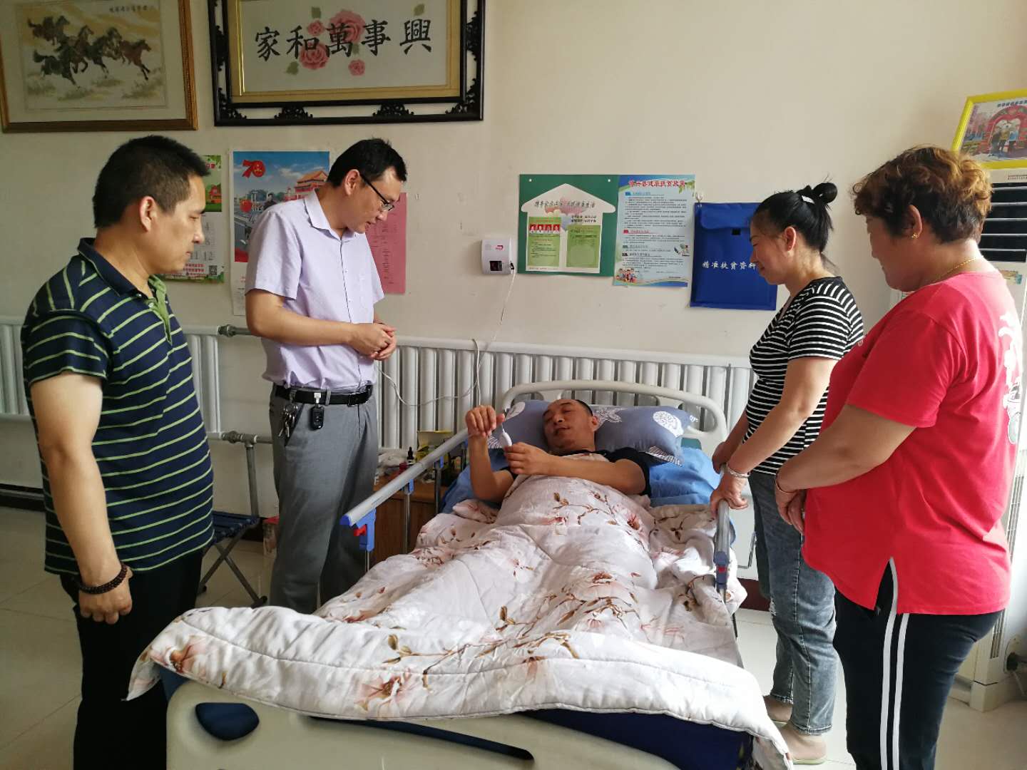 博兴县扶贫办工作人员看望贫困户王学忠