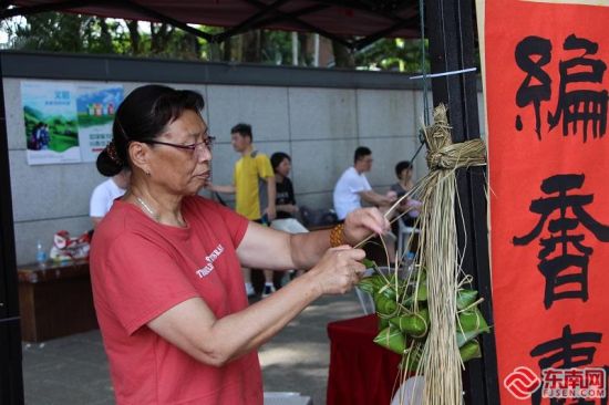 包粽子 东南网记者 卢金福 摄