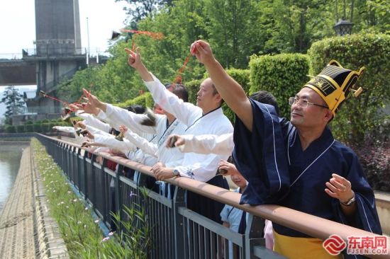 现场抛粽子 东南网记者 卢金福 摄