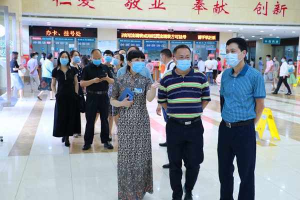 德阳市人民医院麦刚院长一行到绵竹市人民医院参观交流