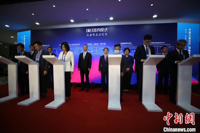 8个重点项目现场签约,总投资额达2.7亿美元。 胡耀杰 摄 8个重点项目现场签约,总投资额达2.7亿美元。 胡耀杰 摄