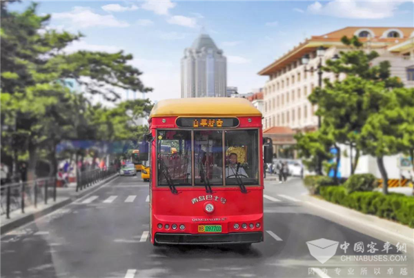 乘仿古“铛铛车” 游最美“老青岛”