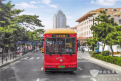 乘仿古“铛铛车” 游最美“老青岛”