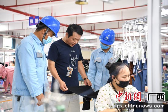 南方电网广西玉林北流供电局上门了解广西北流南达时装针织有限公司生产经营情况和用电需求。岳浩 摄 南方电网广西玉林北流供电局上门了解广西北流南达时装针织有限公司生产经营情况和用电需求。岳浩 摄