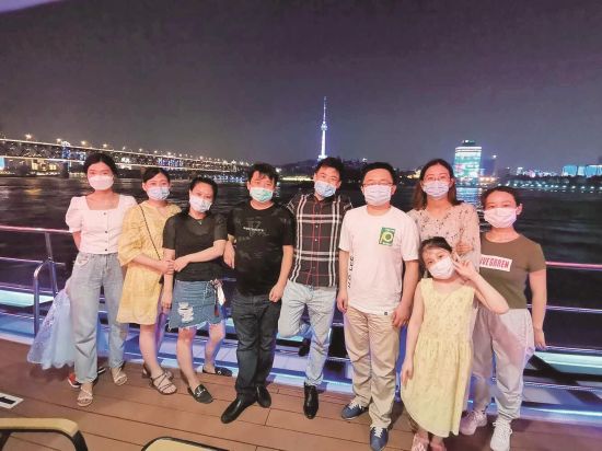 武汉中心医院医护人员受邀乘坐“君旅号”畅游长江 通讯员魏清 摄