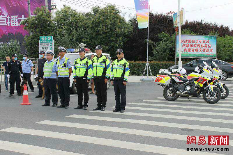 西平交警圆满完成“助力河南服装产业——2020服装品牌直播大会”道路交通安全保卫工作任务