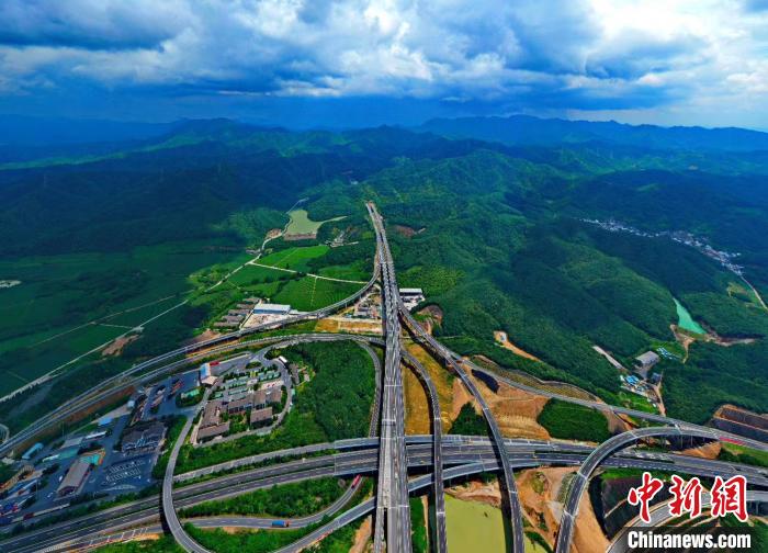 杭绍台高速公路。 袁云 摄 杭绍台高速公路。 袁云 摄