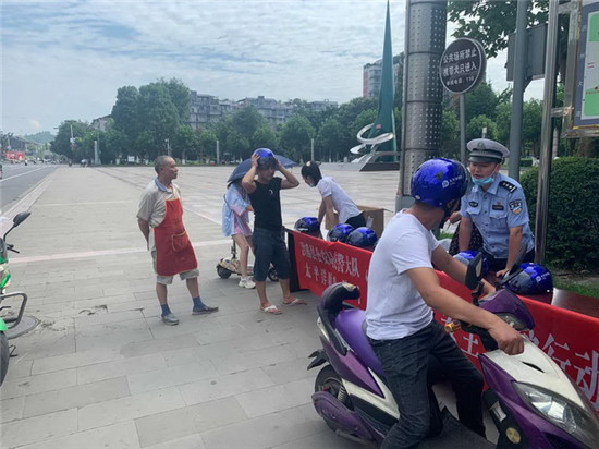 洪雅交警联合太平洋保险公司开展 “一盔一带”