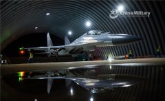 组图：万里云间戍 立马剑门关 空军组织夜间飞行