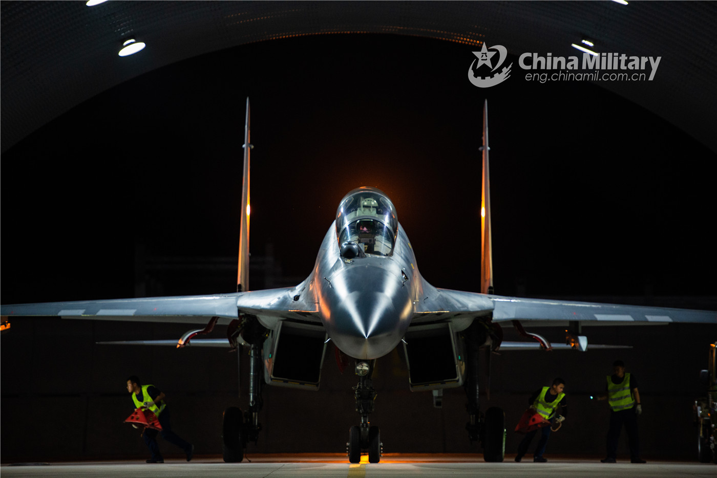 组图：万里云间戍 立马剑门关 空军组织夜间飞行