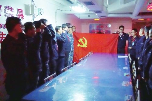 外场保障团队重温入党誓词。
