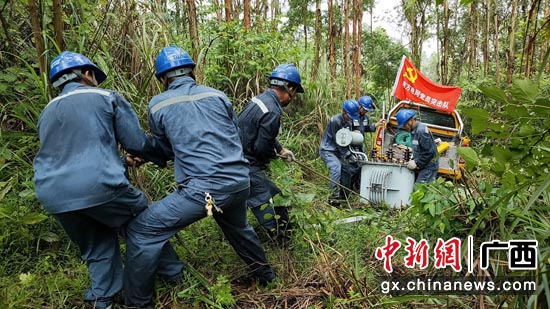 5月25日，南网电网广西来宾象州供电局罗秀供电所党员突击队更换水晶乡古力林场变压器，为19户用户提供充足可靠的电源。黄柳婷 摄