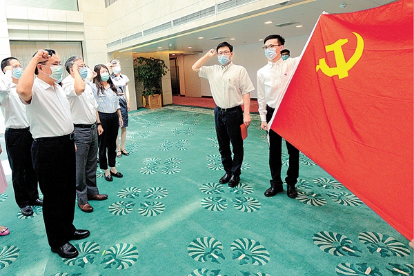 公司领导参加党支部组织生活