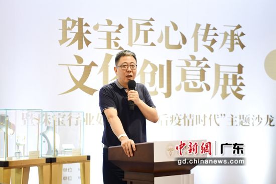 图为特发集团副总裁、特力集团董事长富春龙致辞。 图为特发集团副总裁、特力集团董事长富春龙致辞。